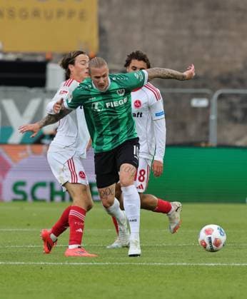 22 08 2025 Soccer Season 2025 2026 2 Soccer Bundesliga 03 Matchday SC Preußen Münster SCP 1 FC Nuremberg FCN Club Sportfoto Zink DaMa xdaxmax DFL regulations prohibit any use of photographs as image sequences and or quasi video only for editorial use Caspar Jander 20, 1 FC Nuremberg FCN in duel with Marvin Schulz 10, Preußen Münster