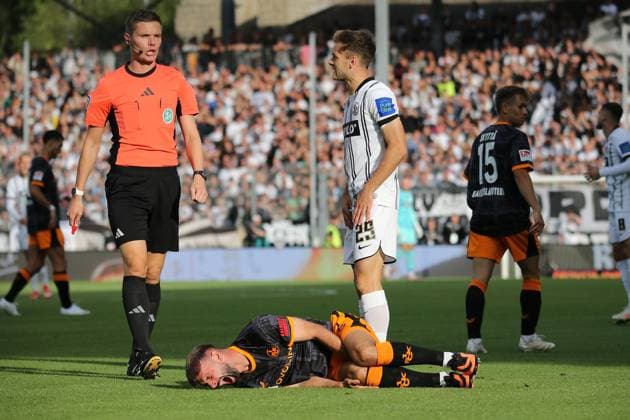22 08 2025, xmohx, Football 2 Bundesliga, SV Elversberg 1 FC Kaiserslautern v l Referee Referee Dr Florian Exner Tom Zimmerschied SV Elversberg Simon Asta 1 FC Kaiserslautern injured, injury, pain, pain DFL DFB REGULATIONS PROHIBIT ANY USE OF PHOTOGRAPHS as IMAGE SEQUENCES and or QUASI VIDEO Elversberg