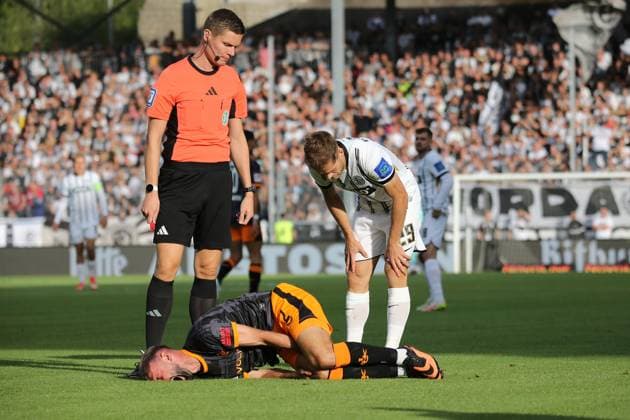 22 08 2025, xmohx, Football 2 Bundesliga, SV Elversberg 1 FC Kaiserslautern v l Referee Referee Dr Florian Exner Tom Zimmerschied SV Elversberg Simon Asta 1 FC Kaiserslautern injured, injury, pain, pain DFL DFB REGULATIONS PROHIBIT ANY USE OF PHOTOGRAPHS as IMAGE SEQUENCES and or QUASI VIDEO Elversberg