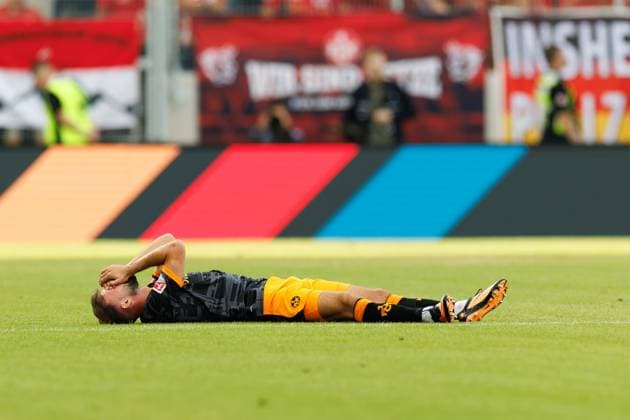 Simon Asta 1 FC Kaiserslautern injured, injury, emotions, SV Elversberg vs 1 FC Kaiserslautern, Football, 2 Bundesliga, Matchday 3, Season 2025 2026, 22 08 2025 DFB regulations prohibit any use of photographs as image sequences and or quasi video SV Elversberg vs 1 FC Kaiserslautern, Football, 2 Bundesliga, Matchday 3, Season 2025 2026, 22 08 2025 Copyright: xEibner-Pressefoto AlexanderxNeisx EP_ANS