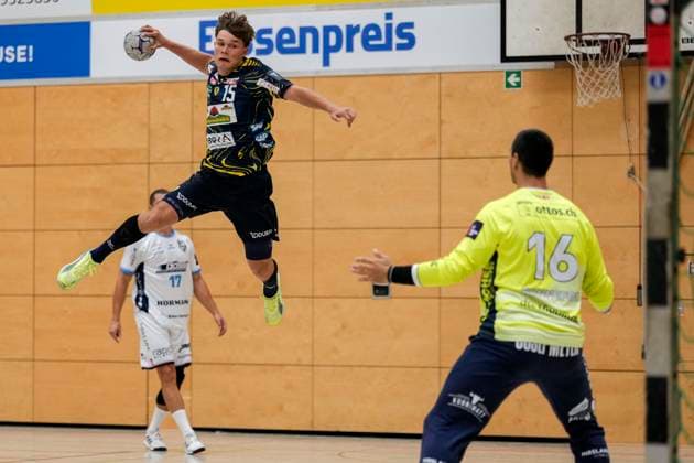 from left David More RNL, 15 , Kevin Bonnefoi goalkeeper, HC Kriens, 16 , during jump shot, throw, goal shot, action, action, game scene, 22 08 2025, Östringen Germany , handball, test match, Rhein Neckar Löwen HC Kriens Luzern xozx