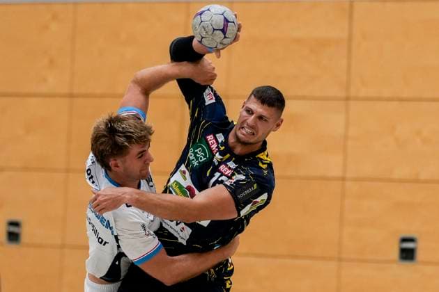 v li Valentin Wolfisberg HC Kriens, 9 , Sebastian Heymann RNL, 13 , duel, duel, tackle, tackling, dynamics, action, action, 22 08 2025, Östringen Germany , handball, test match, Rhein Neckar Löwen HC Kriens Luzern xozx