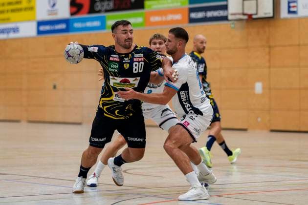 v li Jannik Kohlbacher RNL, 80 , Radojica Cepic HC Kriens, 11 , duel, duel, tackle, tackling, dynamics, action, action, 22 08 2025, Östringen Germany , handball, test match, Rhein Neckar Löwen HC Kriens Luzern xozx