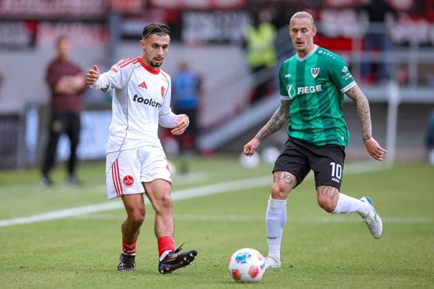 22 08 2025, Football, Preußen Münster 1 FC Nürnberg, 2 Fußball Bundesliga, Preußenstadion, Saison 2025 2026 Berkay Yilmaz 1FC Nuernberg 21 in duel against Marvin Schulz Preussen Muenster 10 DFB regulations prohibit any use of photographs as image sequences and or quasi video Nordrhein Westfalen Germany