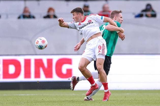 22 08 2025, Football, Preußen Münster 1 FC Nürnberg, 2 Fußball Bundesliga, Preußenstadion, Saison 2025 2026 Semir Telalovic 1FC Nuernberg 09 in duel against Paul Jaeckel Preussen Muenster 03 DFB regulations prohibit any use of photographs as image sequences and or quasi video Nordrhein Westfalen Germany