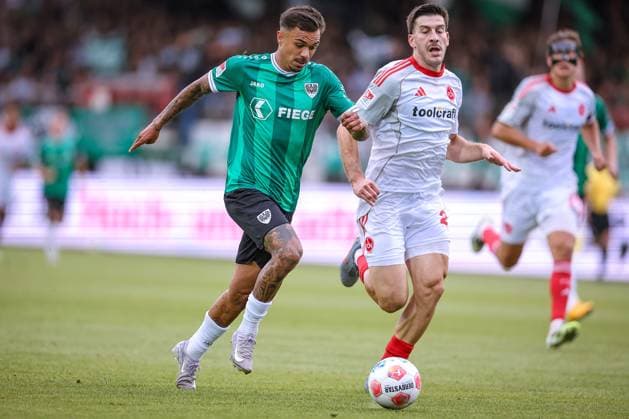 22 08 2025, Football, Preußen Münster 1 FC Nürnberg, 2 Fußball Bundesliga, Preußenstadion, Saison 2025 2026 Oliver Batista Meier Preussen Muenster 17 in duel against Luka Lochoshvili 1FC Nuernberg 24 DFB regulations prohibit any use of photographs as image sequences and or quasi video Nordrhein Westfalen Germany