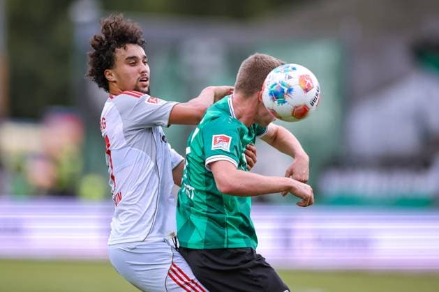 22 08 2025, Football, Preußen Münster 1 FC Nürnberg, 2 Fußball Bundesliga, Preußenstadion, Saison 2025 2026 Ayoub Chaikhoun 1FC Nuernberg 17 in duel against Rico Preißinger Preussen Muenster 21 DFB regulations prohibit any use of photographs as image sequences and or quasi video Nordrhein Westfalen Germany