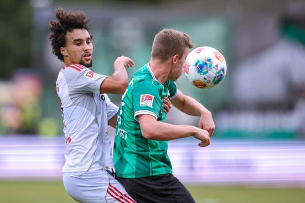 22 08 2025, Football, Preußen Münster 1 FC Nürnberg, 2 Fußball Bundesliga, Preußenstadion, Saison 2025 2026 Ayoub Chaikhoun 1FC Nuernberg 17 in duel against Rico Preißinger Preussen Muenster 21 DFB regulations prohibit any use of photographs as image sequences and or quasi video Nordrhein Westfalen Germany