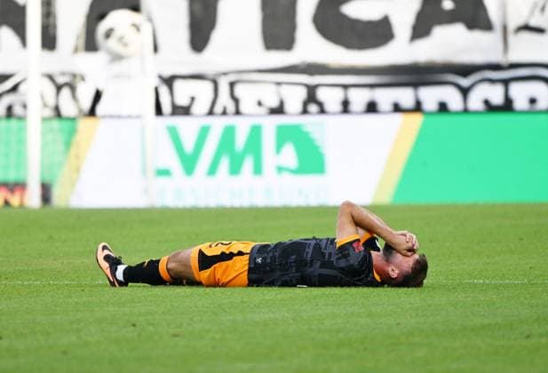 Soccer 2 Bundesliga Season 2025 26 22 08 2025 Ursapharm Arena SV Elversberg elv 1 FC Kaiserslautern fck Simon ASTA 1 FC Kaiserslautern had to leave the pitch injured Soccer 2 Bundesliga SV Elversberg