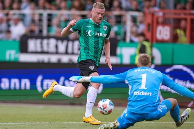 22 08 2025, Football, Preußen Münster 1 FC Nürnberg, 2 Fußball Bundesliga, Preußenstadion, Saison 2025 2026 Lars Lokotsch Preussen Muenster 13 plays around goalkeeper Jan Reichert 1FC Nuernberg 01 and shoots at the empty goal DFB regulations prohibit any use of photographs as image sequences and or quasi video Nordrhein Westfalen Germany
