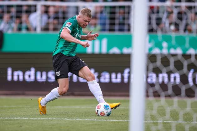 22 08 2025, Football, Preußen Münster 1 FC Nürnberg, 2 Fußball Bundesliga, Preußenstadion, Saison 2025 2026 Lars Lokotsch Preussen Muenster 13 plays around goalkeeper Jan Reichert 1FC Nuernberg 01 and shoots at the empty goal DFB regulations prohibit any use of photographs as image sequences and or quasi video Nordrhein Westfalen Germany