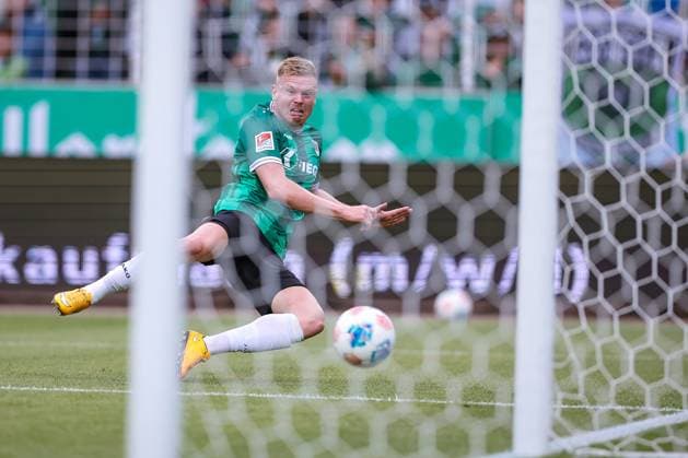22 08 2025, Football, Preußen Münster 1 FC Nürnberg, 2 Fußball Bundesliga, Preußenstadion, Saison 2025 2026 Lars Lokotsch Preussen Muenster 13 plays around goalkeeper Jan Reichert 1FC Nuernberg 01 and shoots at the empty goal DFB regulations prohibit any use of photographs as image sequences and or quasi video Nordrhein Westfalen Germany