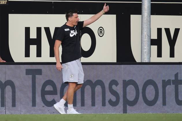 22 08 2025, xmohx, Soccer 2 Bundesliga, SV Elversberg 1 FC Kaiserslautern v l Coach Vincent Wagner SV Elversberg gives instructions, gesticulates, gesticulate with arms gives instructions, gesticulate DFL DFB REGULATIONS PROHIBIT ANY USE OF PHOTOGRAPHS as IMAGE SEQUENCES and or QUASI VIDEO Elversberg