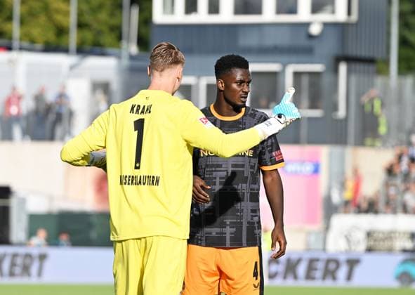 Soccer 2 Bundesliga Season 2025 26 22 08 2025 Ursapharm Arena SV Elversberg elv 1 FC Kaiserslautern fck Goalkeeper Julian KRAHL 1 FC Kaiserslautern , li Maxwell GYAMFI 1 FC Kaiserslautern Soccer 2 Bundesliga SV Elversberg