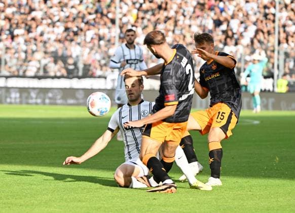 Soccer 2 Bundesliga Season 2025 26 22 08 2025 Ursapharm Arena SV Elversberg elv 1 FC Kaiserslautern fck Tom ZIMMERSCHIED SV Elversberg , li Simon ASTA 1 FC Kaiserslautern Naatan SKYTTAE 1 FC Kaiserslautern Soccer 2 Bundesliga SV Elversberg
