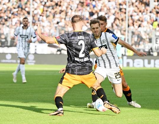 Soccer 2 Bundesliga Season 2025 26 22 08 2025 Ursapharm Arena SV Elversberg elv 1 FC Kaiserslautern fck Simon ASTA 1 FC Kaiserslautern , li Tom ZIMMERSCHIED SV Elversberg Soccer 2 Bundesliga SV Elversberg