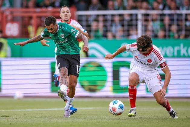 22 08 2025, Fußball, Preußen Münster 1 FC Nürnberg, 2 Fußball Bundesliga, Preußenstadion, Saison 2025 2026 Torschuss Tor zum 1 0 durch Torschütze Oliver Batista Meier Preussen Muenster 17 im Zweikampf gegen gegen Fabio Gruber 1FC Nuernberg 04 DFB regulations prohibit any use of photographs as image sequences and or quasi video Nordrhein Westfalen Germany