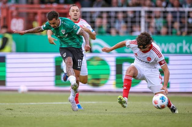 22 08 2025, Fußball, Preußen Münster 1 FC Nürnberg, 2 Fußball Bundesliga, Preußenstadion, Saison 2025 2026 Torschuss Tor zum 1 0 durch Torschütze Oliver Batista Meier Preussen Muenster 17 im Zweikampf gegen gegen Fabio Gruber 1FC Nuernberg 04 DFB regulations prohibit any use of photographs as image sequences and or quasi video Nordrhein Westfalen Germany