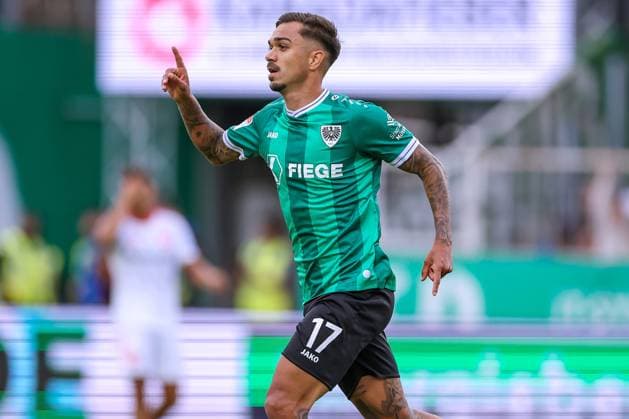 22 08 2025, Fußball, Preußen Münster 1 FC Nürnberg, 2 Fußball Bundesliga, Preußenstadion, Saison 2025 2026 Torjubel nach dem Tor zum 1 0 durch Torschütze Oliver Batista Meier Preussen Muenster 17 DFB regulations prohibit any use of photographs as image sequences and or quasi video Nordrhein Westfalen Germany
