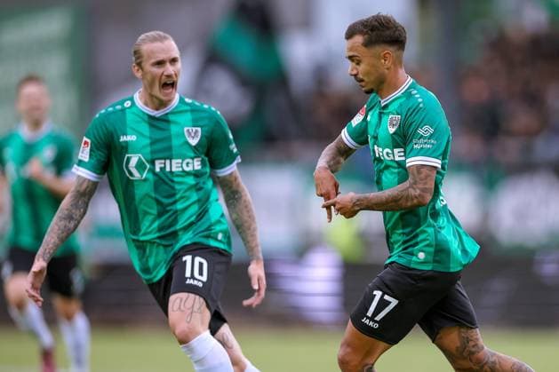22 08 2025, Fußball, Preußen Münster 1 FC Nürnberg, 2 Fußball Bundesliga, Preußenstadion, Saison 2025 2026 Torjubel nach dem Tor zum 1 0 durch Torschütze Oliver Batista Meier Preussen Muenster 17 zusammen mit Marvin Schulz Preussen Muenster 10 DFB regulations prohibit any use of photographs as image sequences and or quasi video Nordrhein Westfalen Germany