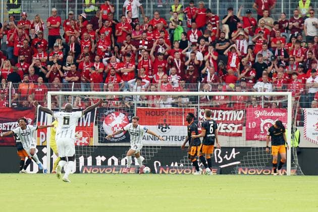 22 08 2025, xrekx, Fußball 2 Bundesliga, SV Elversberg 1 FC Kaiserslautern v l Torjubel nach dem Tor zum 1 0 celebrating the goal celebrate durch Luca Schnellbacher SV 07 Elversberg DFL DFB REGULATIONS PROHIBIT ANY USE OF PHOTOGRAPHS as IMAGE SEQUENCES and or QUASI VIDEO Elversberg