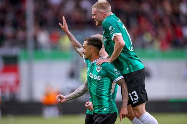 22 08 2025, Fußball, Preußen Münster 1 FC Nürnberg, 2 Fußball Bundesliga, Preußenstadion, Saison 2025 2026 Torjubel nach dem Tor zum 1 0 durch Torschütze Oliver Batista Meier Preussen Muenster 17 zusammen mit Lars Lokotsch Preussen Muenster 13 DFB regulations prohibit any use of photographs as image sequences and or quasi video Nordrhein Westfalen Germany