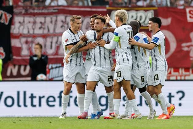 Luca Schnellbacher SV 07 Elversberg celebrates the goal to 1 0 with Lasse Guenther SV 07 Elversberg , Bambase Conte SV 07 Elversberg , Lukas Pinckert SV 07 Elversberg , Amara Conde SV 07 Elversberg , Felix Keidel SV 07 Elversberg , SV Elversberg vs 1 FC Kaiserslautern, Football, 2 Bundesliga, Matchday 3, Season 2025 2026, 22 08 2025 DFB regulations prohibit any use of photographs as image sequences and or quasi video SV Elversberg vs 1 FC Kaiserslautern, Football, 2 Bundesliga, Matchday 3, Season 2025 2026, 22 08 2025 Copyright: xEibner-Pressefoto AlexanderxNeisx EP_ANS