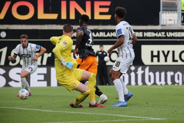 22 08 2025, xmohx, Fußball 2 Bundesliga, SV Elversberg 1 FC Kaiserslautern v l Luca Schnellbacher SV Elversberg Torschuetze, erzielt das Tor, Treffer, scores the goal 1 0 Julian Krahl 1 FC Kaiserslautern Maxwell Gyamfi 1 FC Kaiserslautern Bambase Conte SV Elversberg DFL DFB REGULATIONS PROHIBIT ANY USE OF PHOTOGRAPHS as IMAGE SEQUENCES and or QUASI VIDEO Elversberg