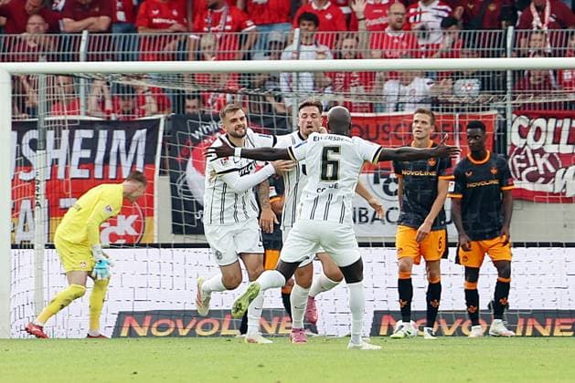 22 08 2025, xrekx, Fußball 2 Bundesliga, SV Elversberg 1 FC Kaiserslautern v l Torjubel nach dem Tor zum 1 0 celebrating the goal celebrate durch Luca Schnellbacher SV 07 Elversberg Julian Krahl 1 FC Kaiserslautern DFL DFB REGULATIONS PROHIBIT ANY USE OF PHOTOGRAPHS as IMAGE SEQUENCES and or QUASI VIDEO Elversberg
