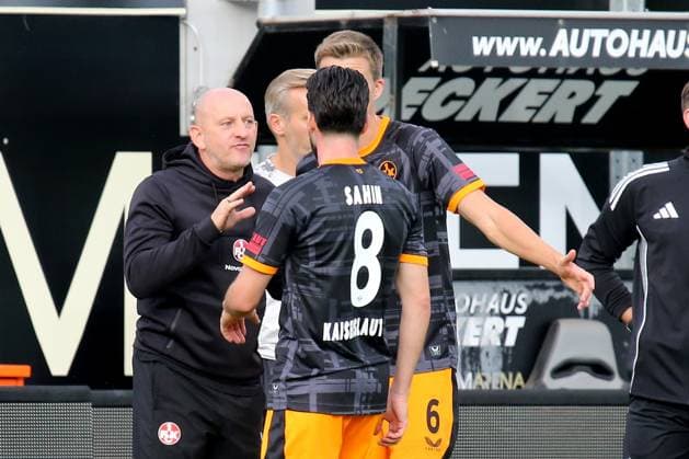 22 08 2025, xmohx, Soccer 2 Bundesliga, SV Elversberg 1 FC Kaiserslautern v l Coach Torsten Lieberknecht 1 FC Kaiserslautern Semih Sahin 1 FC Kaiserslautern Semih Sahin 1 FC Kaiserslautern DFL DFB REGULATIONS PROHIBIT ANY USE OF PHOTOGRAPHS as IMAGE SEQUENCES and or QUASI VIDEO Elversberg