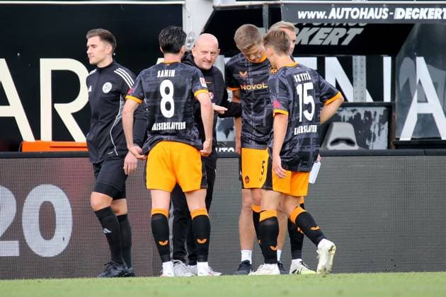22 08 2025, xmohx, Soccer 2 Bundesliga, SV Elversberg 1 FC Kaiserslautern v l Coach Torsten Lieberknecht 1 FC Kaiserslautern Semih Sahin 1 FC Kaiserslautern Fabian Kunze 1 FC Kaiserslautern Naatan Mikael Skyttä 1 FC Kaiserslautern DFL DFB REGULATIONS PROHIBIT ANY USE OF PHOTOGRAPHS as IMAGE SEQUENCES and or QUASI VIDEO Elversberg