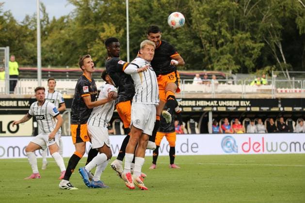 22 08 2025, xmohx, Soccer 2 Bundesliga, SV Elversberg 1 FC Kaiserslautern v l Lukas Pinckert SV Elversberg Mehir Emreli 1 FC Kaiserslautern Zweikampf, Aktion, action, battle for the ball DFL DFB REGULATIONS PROHIBIT ANY USE OF PHOTOGRAPHS as IMAGE SEQUENCES and or QUASI VIDEO Elversberg
