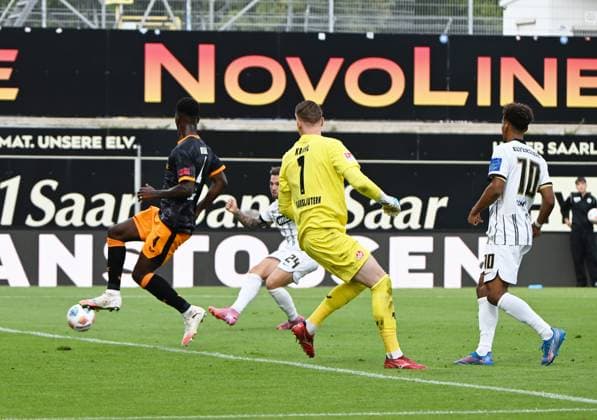 Soccer 2 Bundesliga Season 2025 26 22 08 2025 Ursapharm Arena SV Elversberg elv 1 FC Kaiserslautern fck Luca SCHNELLBACHER SV Elversberg , 2 v li scores the 1 0li mMaxwell GYAMFI 1 FC Kaiserslautern , re goalkeeper Julian KRAHL 1 FC Kaiserslautern Soccer 2 Bundesliga SV Elversberg