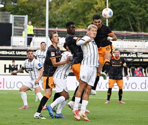 Soccer 2 Bundesliga season 2025 26 22 08 2025 Ursapharm Arena SV Elversberg elv 1 FC Kaiserslautern fck fight in the FVK penalty area Mahir EMRELI 1 FC Kaiserslautern , r, Lukas PINKERT SV Elversberg , mi, Maxwell GYAMFI 1 FC Kaiserslautern Soccer 2 Bundesliga SV Elversberg