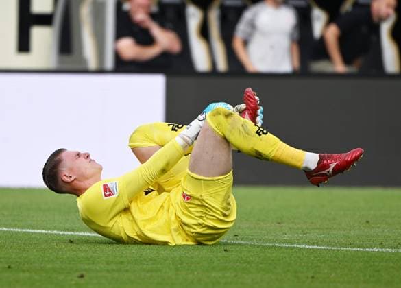 Soccer 2 Bundesliga Season 2025 26 22 08 2025 Ursapharm Arena SV Elversberg elv 1 FC Kaiserslautern fck It is painful for goalkeeper Julian KRAHL 1 FC Kaiserslautern Soccer 2 Bundesliga SV Elversberg