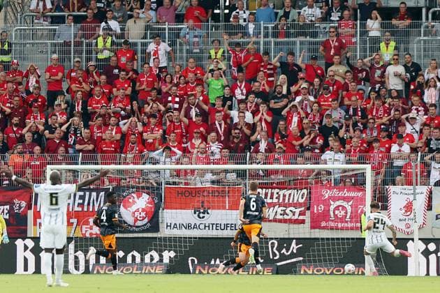 22 08 2025, xrekx, Soccer 2 Bundesliga, SV Elversberg 1 FC Kaiserslautern v l Goal kick to 1 0 by Luca Schnellbacher SV 07 Elversberg DFL DFB REGULATIONS PROHIBIT ANY USE OF PHOTOGRAPHS as IMAGE SEQUENCES and or QUASI VIDEO Elversberg