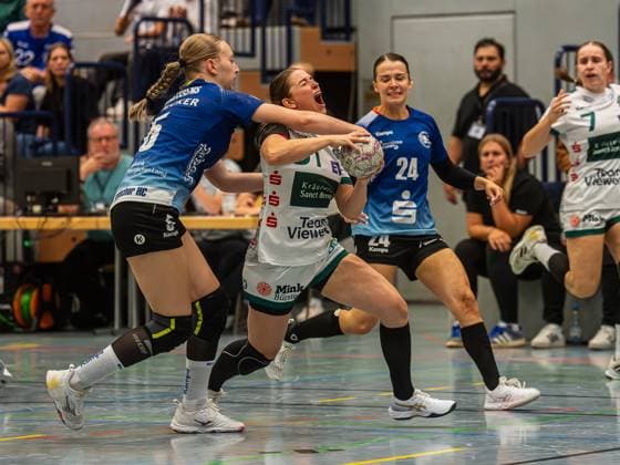 Lea Neubrander Frisch Auf Frauen, 81 is fouled by Ruby Vaessens Bergischer HC, 05, Bergischer HC vs Frisch Auf Goeppingen, Handball, DHB Pokal, Season 2025 2026, 22 08 2025 Bergischer HC vs Frisch Auf Goeppingen, Handball, DHB Pokal, Season 2025 2026, 22 08 2025 Solingen Copyright: xMichaelxSchmidt Eibner-Pressefotx EP_MST