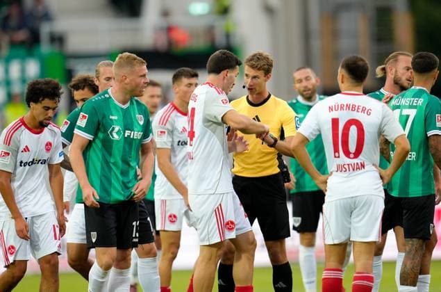 Referee Jarno Wienefeld in conversation with Luka Lochoshvili 1 FC Nuernberg GER, SC Preussen Muenster vs 1 FC Nuernberg 2 Bundesliga, Matchday 3, Season 2025 2026, 22 08 2025 DFL REGULATIONS PROHIBIT ANY USE OF PHOTOGRAPHS AS IMAGE SEQUENCES AND OR QUASI VIDEO GER, SC Preussen Muenster vs 1 FC Nuernberg, 2 Bundesliga, Matchday 3, Season 2025 2026, 22 08 2025 Braunschweig Copyright: xEibner-Pressefoto ScottxColemanx EP_SCN