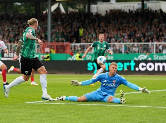 Marvin Schulz SC Preussen Muenster scores to make it 2 0 against goalkeeper Jan Reichert 1 FC Nuernberg GER, SC Preussen Muenster vs 1 FC Nuernberg 2 Bundesliga, Matchday 3, Season 2025 2026, 22 08 2025 DFL REGULATIONS PROHIBIT ANY USE OF PHOTOGRAPHS AS IMAGE SEQUENCES AND OR QUASI VIDEO GER, SC Preussen Muenster vs 1 FC Nuernberg, 2 Bundesliga, Matchday 3, Season 2025 2026, 22 08 2025 Braunschweig Copyright: xEibner-Pressefoto ScottxColemanx EP_SCN