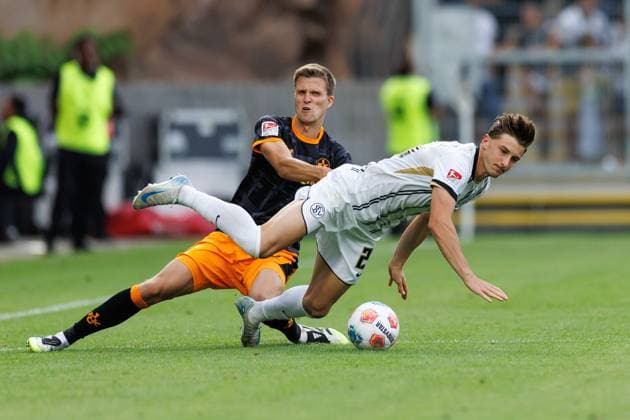 Lukas Petkov SV 07 Elversberg in duel with Fabian Kunze 1 FC Kaiserslautern , SV Elversberg vs 1 FC Kaiserslautern, Football, 2 Bundesliga, Matchday 3, Season 2025 2026, 22 08 2025 DFB regulations prohibit any use of photographs as image sequences and or quasi video SV Elversberg vs 1 FC Kaiserslautern, Football, 2 Bundesliga, Matchday 3, Season 2025 2026, 22 08 2025 Copyright: xEibner-Pressefoto AlexanderxNeisx EP_ANS