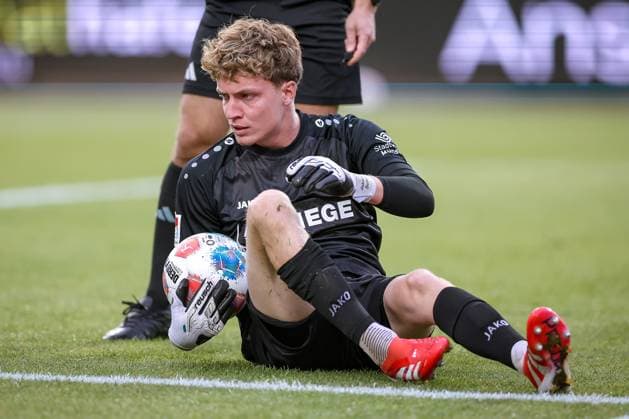 22 08 2025, Football, Preußen Münster 1 FC Nürnberg, 2 Fußball Bundesliga, Preußenstadion, Saison 2025 2026 Goalkeeper Johannes Schenk Preussen Muenster 01 lies on the pitch DFB regulations prohibit any use of photographs as image sequences and or quasi video Nordrhein Westfalen Germany