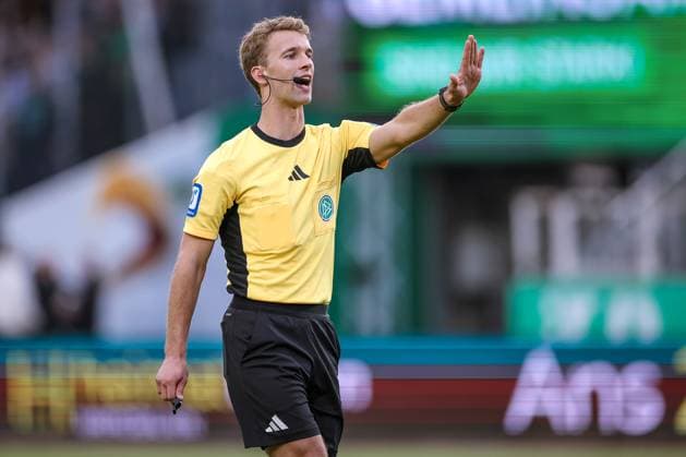 22 08 2025, Football, Preußen Münster 1 FC Nürnberg, 2 Fußball Bundesliga, Preußenstadion, Saison 2025 2026 Referee Jarno Wienefeld Gestik Gestikulierend DFB regulations prohibit any use of photographs as image sequences and or quasi video Nordrhein Westfalen Germany