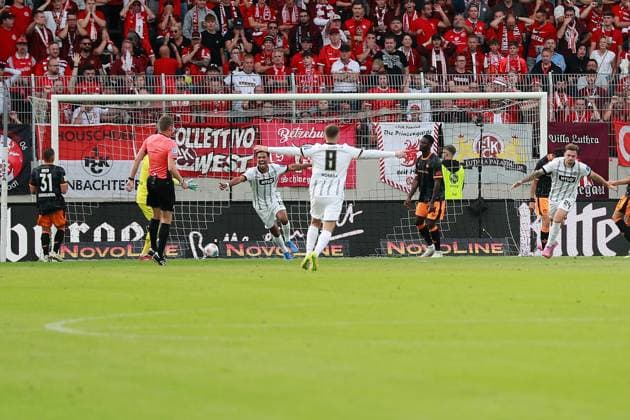 22 08 2025, xmohx, Fußball 2 Bundesliga, SV Elversberg 1 FC Kaiserslautern v l Torjubel nach dem Tor zum celebrating the goal celebrate 1 0 durch Luca Schnellbacher SV Elversberg DFL DFB REGULATIONS PROHIBIT ANY USE OF PHOTOGRAPHS as IMAGE SEQUENCES and or QUASI VIDEO Elversberg