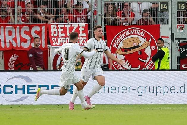 22 08 2025, xmohx, Fußball 2 Bundesliga, SV Elversberg 1 FC Kaiserslautern v l Torjubel nach dem Tor zum celebrating the goal celebrate 1 0 durch Luca Schnellbacher SV Elversberg DFL DFB REGULATIONS PROHIBIT ANY USE OF PHOTOGRAPHS as IMAGE SEQUENCES and or QUASI VIDEO Elversberg