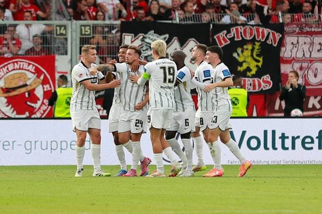 22 08 2025, xmohx, Fußball 2 Bundesliga, SV Elversberg 1 FC Kaiserslautern v l Torjubel nach dem Tor zum celebrating the goal celebrate 1 0 durch Luca Schnellbacher SV Elversberg DFL DFB REGULATIONS PROHIBIT ANY USE OF PHOTOGRAPHS as IMAGE SEQUENCES and or QUASI VIDEO Elversberg