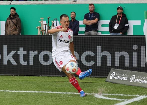 22 08 2025 Soccer season 2025 2026 2 Soccer Bundesliga 03 Matchday SC Preußen Münster SCP 1 FC Nürnberg FCN Club Sportfoto Zink DaMa xdaxmax DFL regulations prohibit any use of photographs as image sequences and or quasi video only for editorial use Julian Justvan 10, 1 FC Nürnberg FCN with corner kick