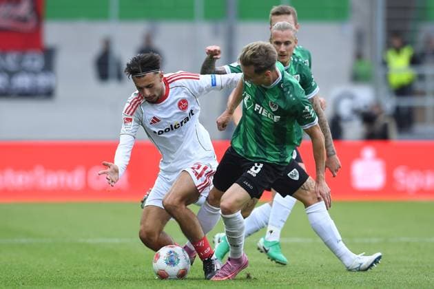 Soccer 2 Bundesliga 3 Matchday SC Preußen Münster 1 FC Nürnberg on 22 08 2025 at LVM Preußenstadion in Münster Berkay Yilmaz Nürnberg , left Joshua Mees Münster , right DFL regulations prohibit any use of photographs as image sequences and or quasi video xRx