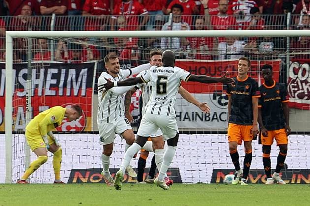 22 08 2025, xrekx, Fußball 2 Bundesliga, SV Elversberg 1 FC Kaiserslautern v l Torjubel nach dem Tor zum 1 0 celebrating the goal celebrate durch Luca Schnellbacher SV 07 Elversberg Julian Krahl 1 FC Kaiserslautern Julian Krahl 1 FC Kaiserslautern Fabian Kunze 1 FC Kaiserslautern Maxwell Gyamfi 1 FC Kaiserslautern enttaeuscht, disappointed, looks disappointed, sad, frustrated, dejected, disappointed, sad, frustrated DFL DFB REGULATIONS PROHIBIT ANY USE OF PHOTOGRAPHS as IMAGE SEQUENCES and or QUASI VIDEO Elversberg