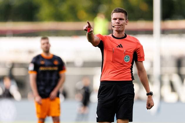 Referee Florian Exner Muenster , SV Elversberg vs 1 FC Kaiserslautern, Football, 2 Bundesliga, Matchday 3, Season 2025 2026, 22 08 2025 DFB regulations prohibit any use of photographs as image sequences and or quasi video SV Elversberg vs 1 FC Kaiserslautern, Football, 2 Bundesliga, Matchday 3, Season 2025 2026, 22 08 2025 Copyright: xEibner-Pressefoto AlexanderxNeisx EP_ANS