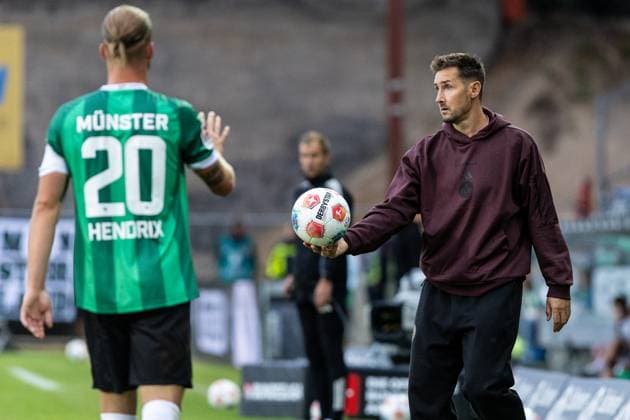 2 Fußball Bundesliga SC Preußen Münster 1 FC Nürnberg 22 08 2025 Miroslav Klose 1 FC Nürnberg, head coach with the ball, Jorrit Hendrix SC Preußen Münster, 20 2 Fußball Bundesliga SC Preußen Münster 1 FC Nürnberg LVM Preußenstadion, Münster 22 08 2025 DFL regulations prohibit any use of photographs as image sequences and or quasi video Copyright: xBEAUTIFULxSPORTS Buriakovx